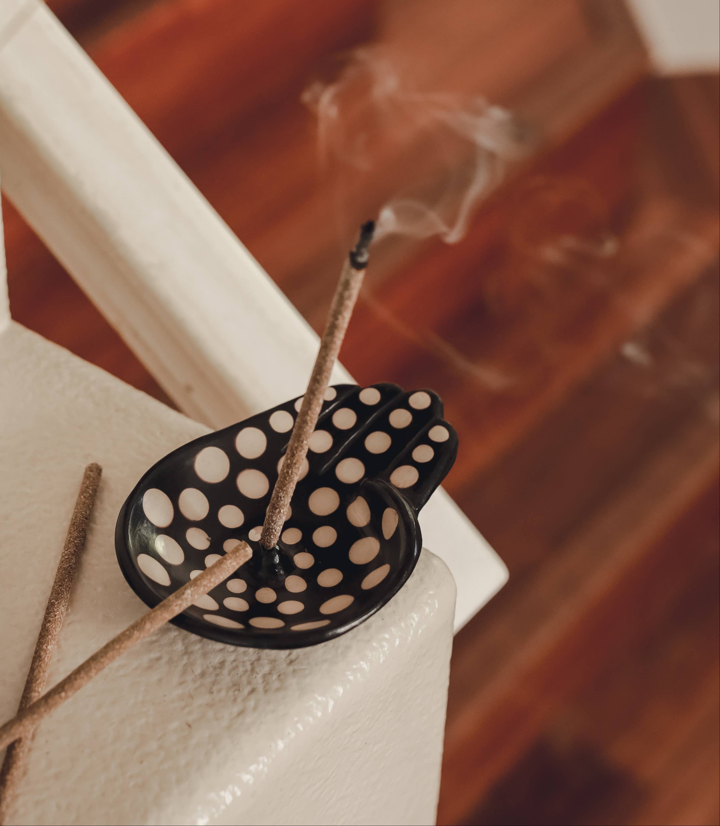 Chulucanas Ceramic Incense Holder Modelo Mano