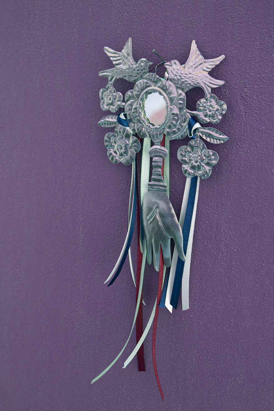 Hojalata Mano & Pajaritos Hanging Ornament