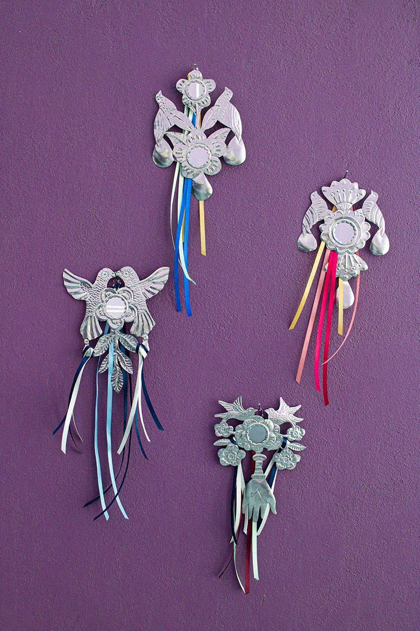 Hojalata Milagro Hanging Ornament