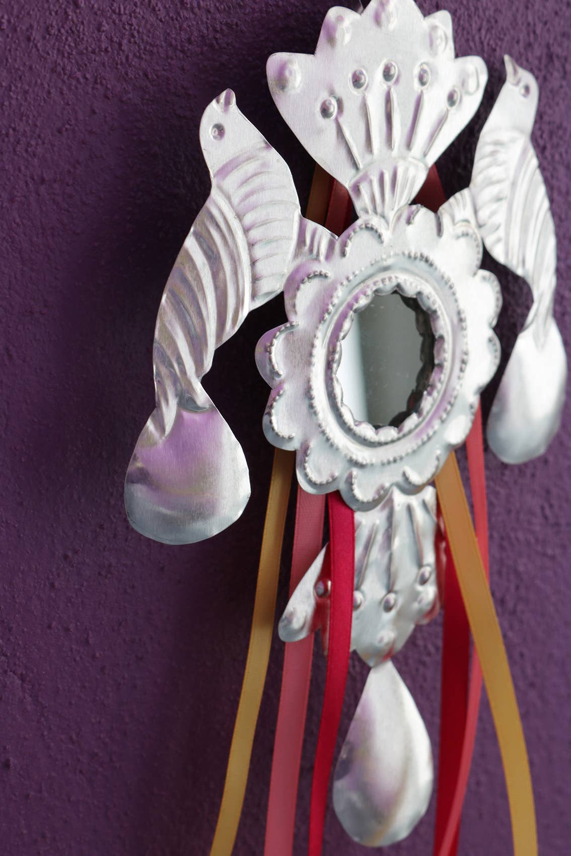 Hojalata Milagro Hanging Ornament