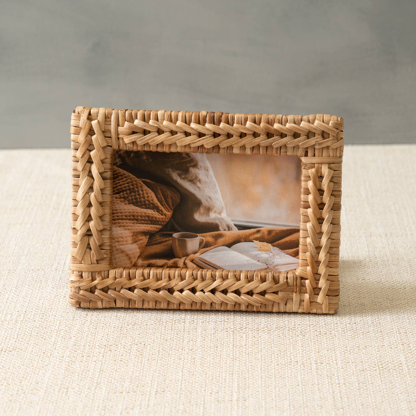 SM Modern Lattice Rattan Photo Frame – Luna Divina
